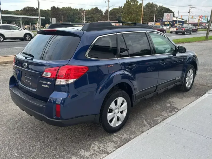 2011 Subaru Outback 2.5i Premium photo 1