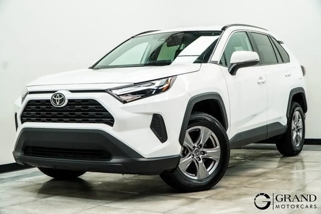 2024 Toyota RAV4 XLE photo 1