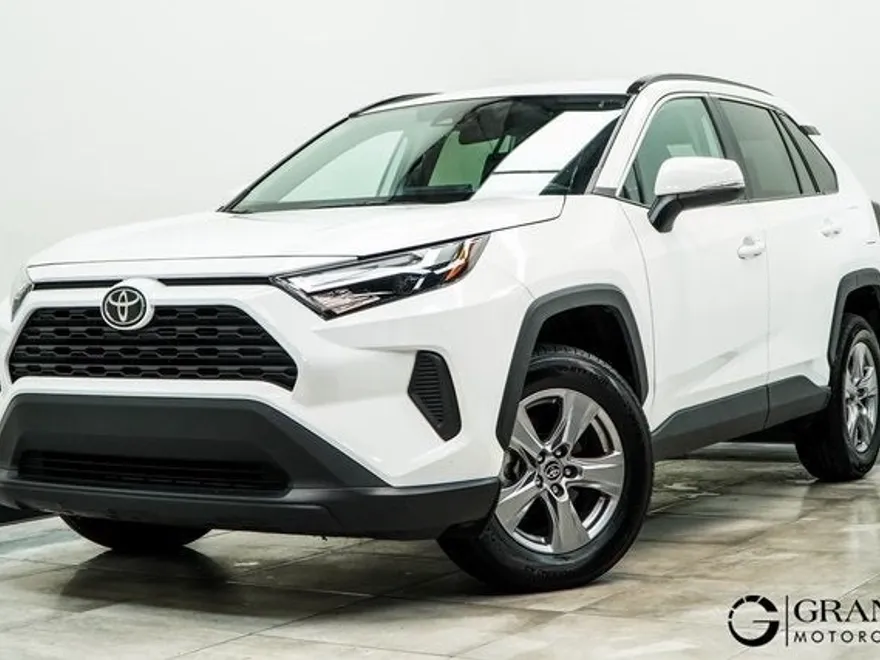 2024 Toyota RAV4 XLE photo 1