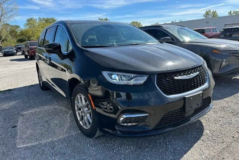2024 Chrysler Pacifica Touring L photo 1