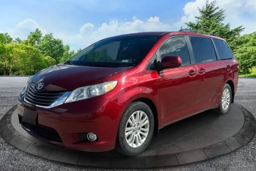 2011 Toyota Sienna XLE photo 1