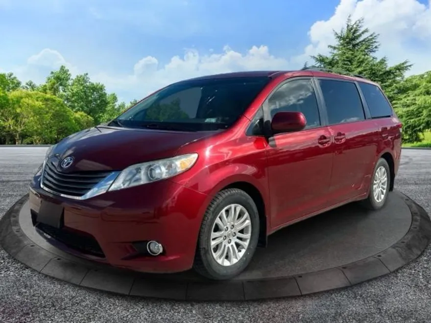 2011 Toyota Sienna XLE photo 1