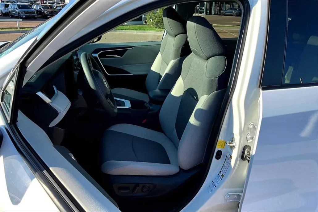 2022 Toyota RAV4 XLE photo 1