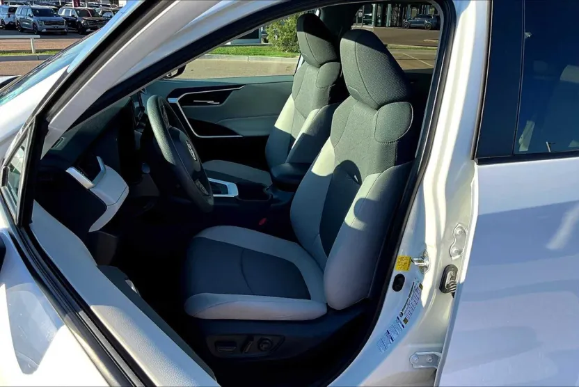 2022 Toyota RAV4 XLE photo 1