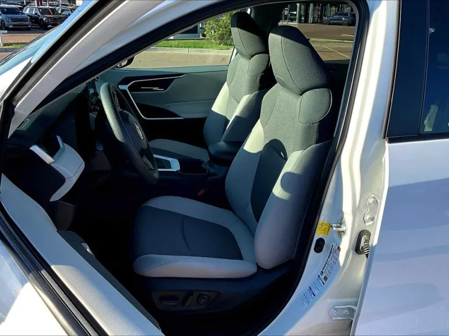 2022 Toyota RAV4 XLE photo 1