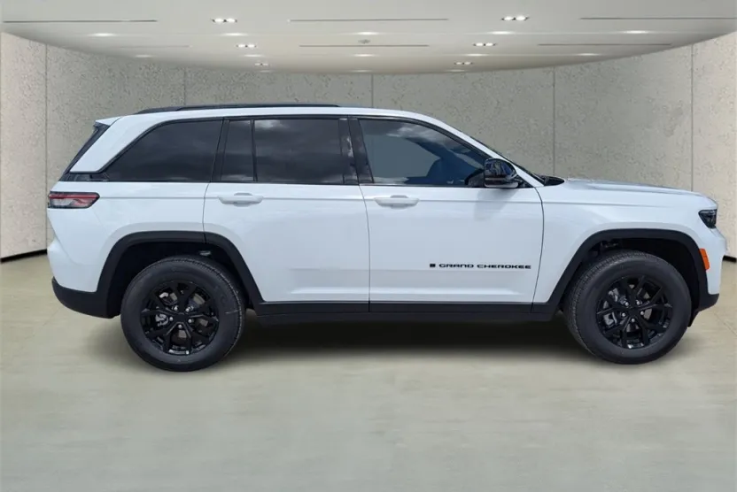 2025 Jeep Grand Cherokee Altitude photo 1