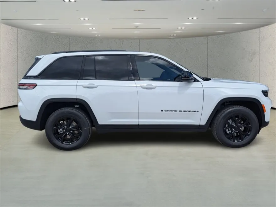 2025 Jeep Grand Cherokee Altitude photo 1