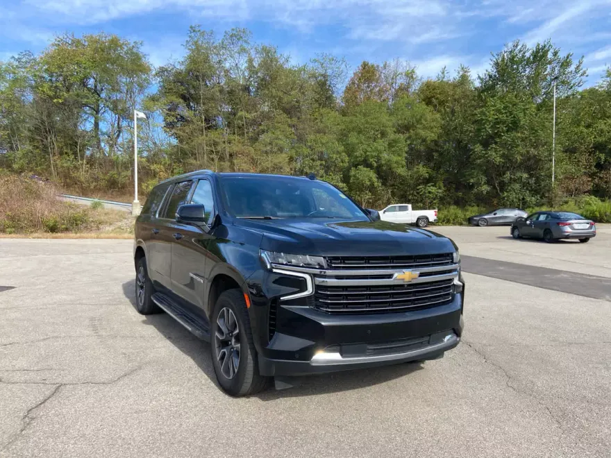 2023 Chevrolet Suburban LT photo 1
