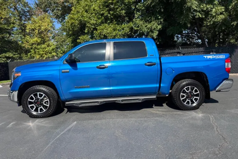 2017 Toyota Tundra SR5 photo 1