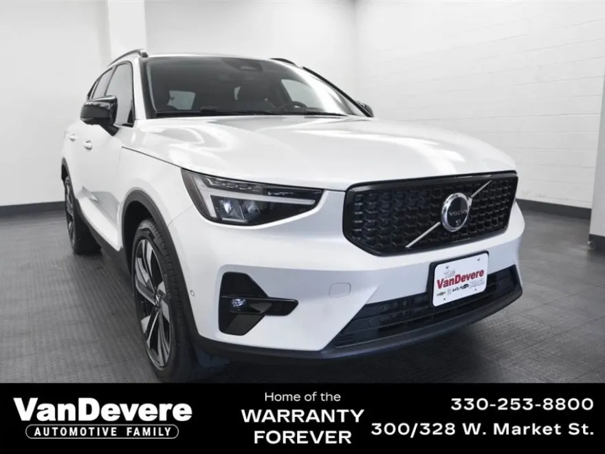 2025 Volvo XC40 Plus photo 1