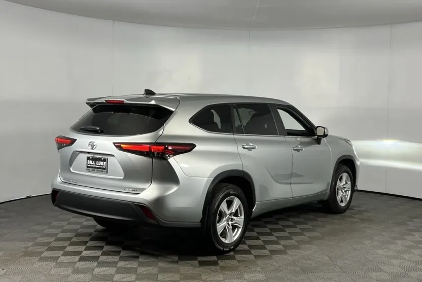 2024 Toyota Highlander LE photo 1