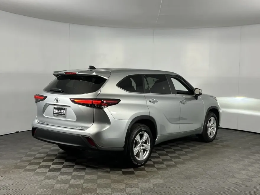 2024 Toyota Highlander LE photo 1