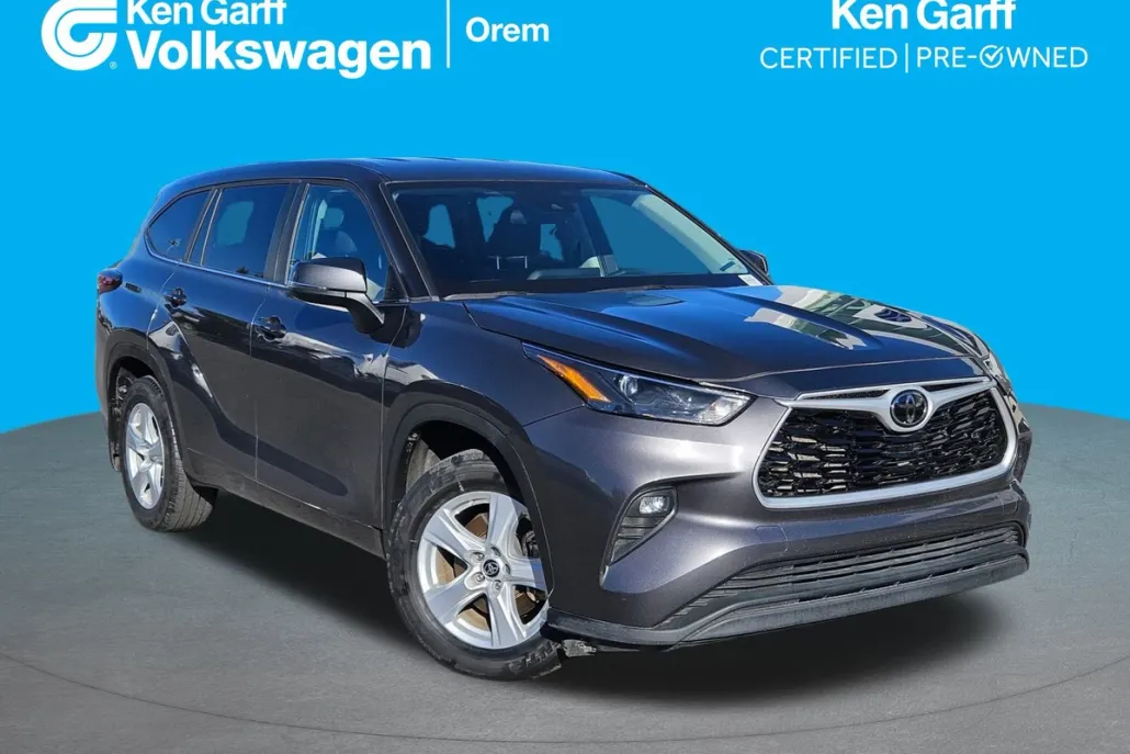 2024 Toyota Highlander LE photo 1