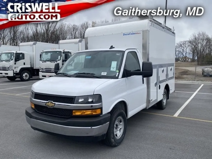 2025 Chevrolet Express 3500 Work Van Cutaway photo 1