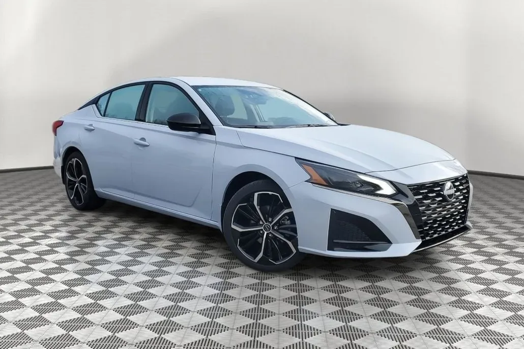 2025 Nissan Altima 2.5 SR photo 1