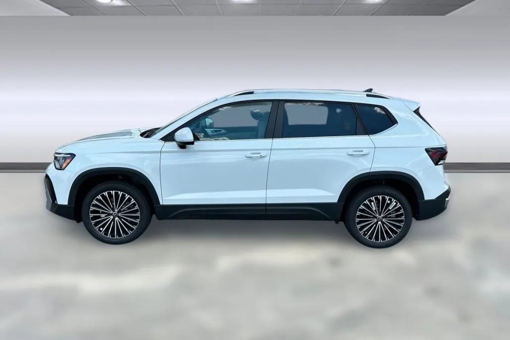2025 Volkswagen Taos SE photo 1