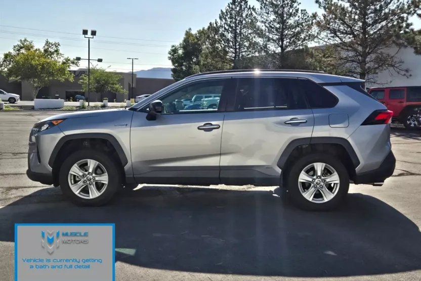 2021 Toyota RAV4 LE photo 1