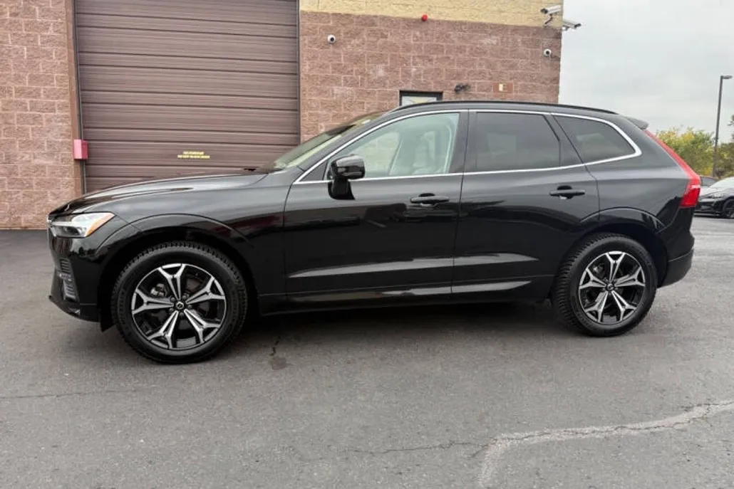 2022 Volvo XC60 B5 Momentum photo 1