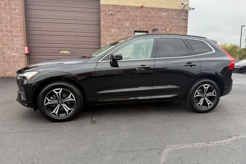 2022 Volvo XC60 B5 Momentum photo 1