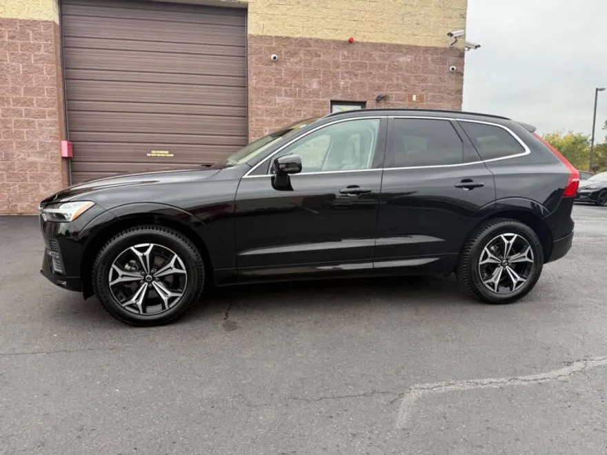 2022 Volvo XC60 B5 Momentum photo 1
