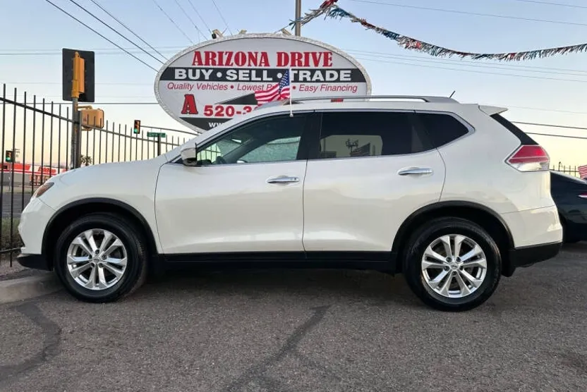 2015 Nissan Rogue SV photo 1