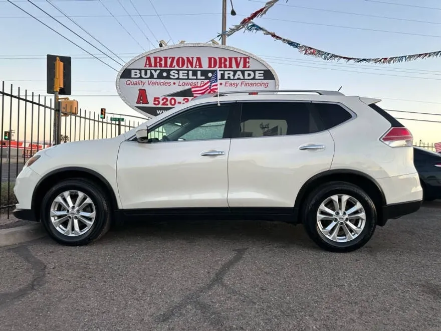 2015 Nissan Rogue SV photo 1