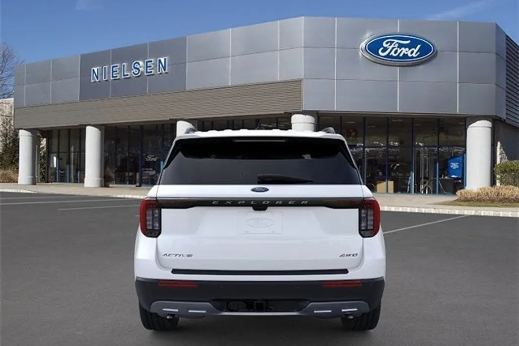 2025 Ford Explorer photo 1