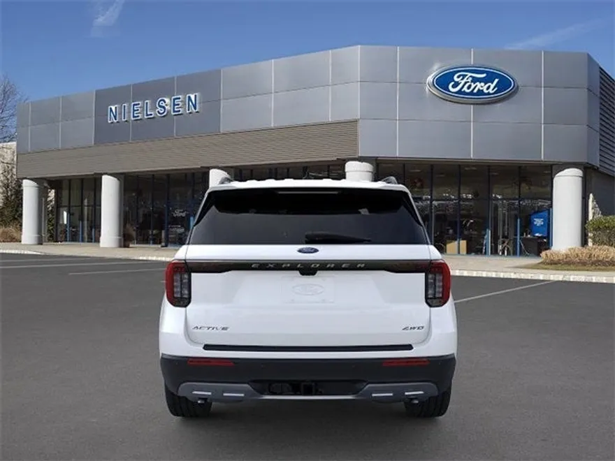 2025 Ford Explorer photo 1