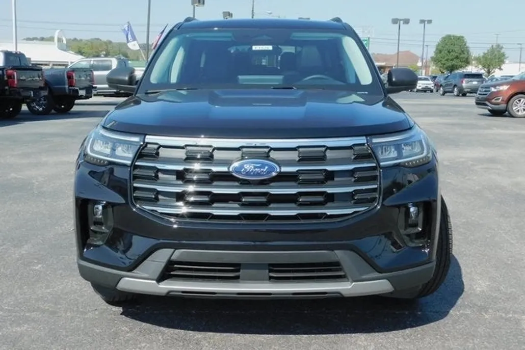 2025 Ford Explorer photo 1