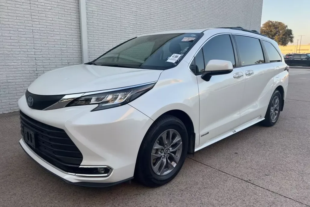 2021 Toyota Sienna XLE photo 1