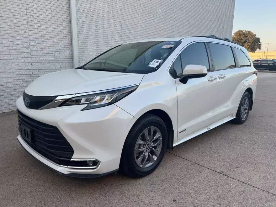 2021 Toyota Sienna XLE photo 1