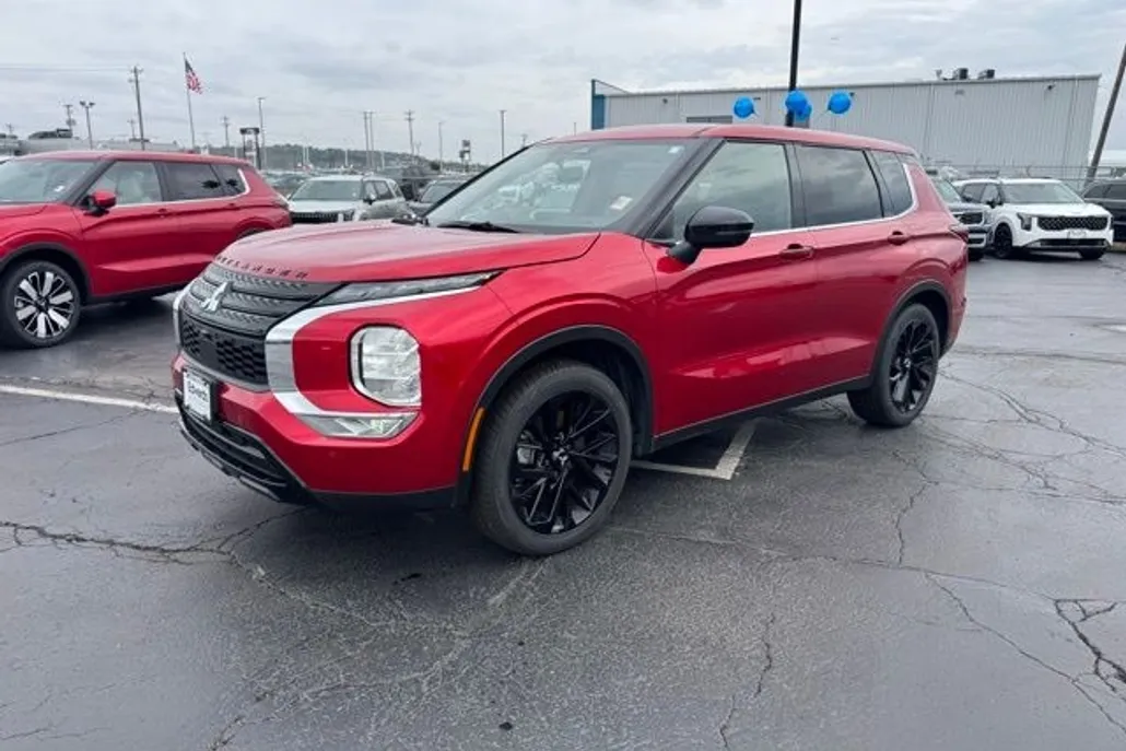 2024 Mitsubishi Outlander photo 1