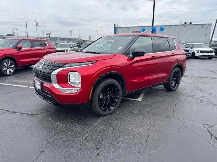 2024 Mitsubishi Outlander photo 1