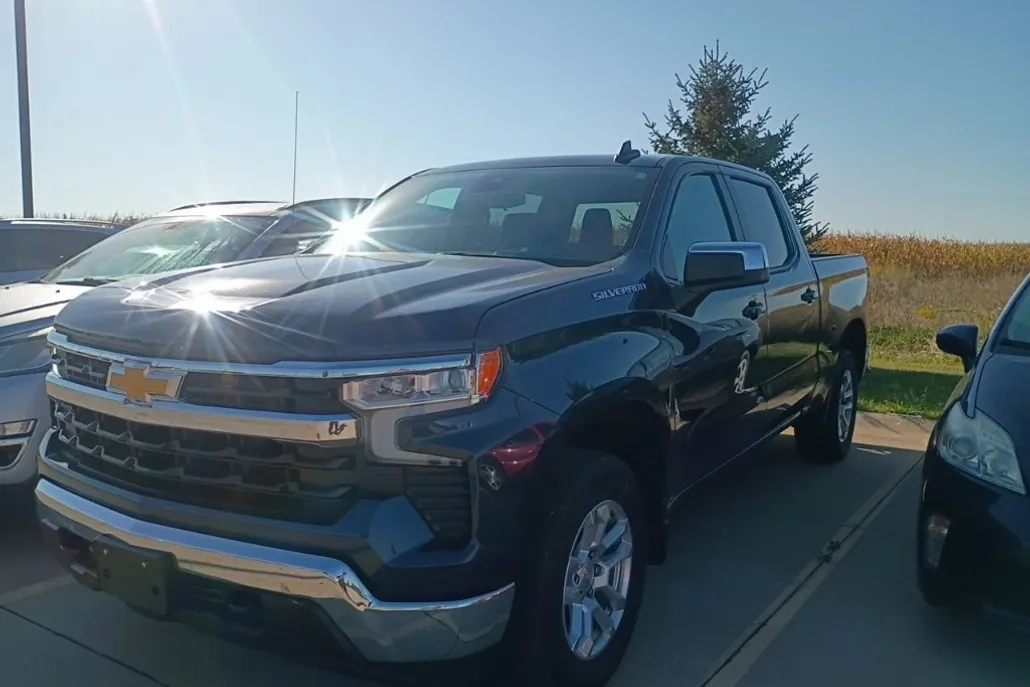 2022 Chevrolet Silverado 1500 LT photo 1