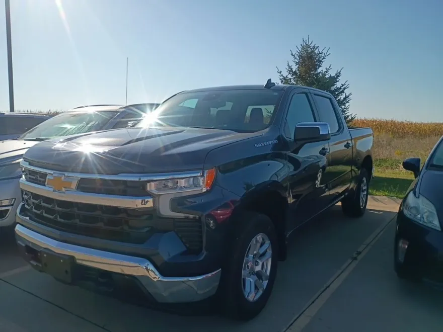 2022 Chevrolet Silverado 1500 LT photo 1