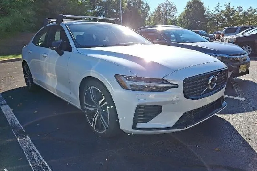 2022 Volvo S60 Recharge R-Design Expression photo 1