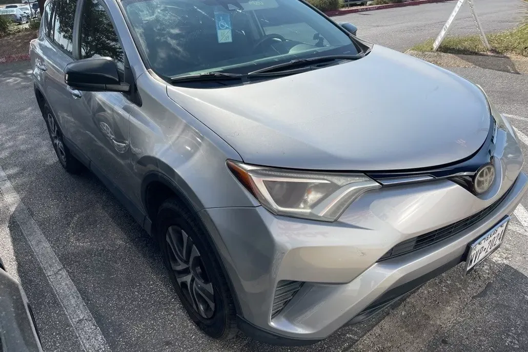 2018 Toyota RAV4 LE photo 1