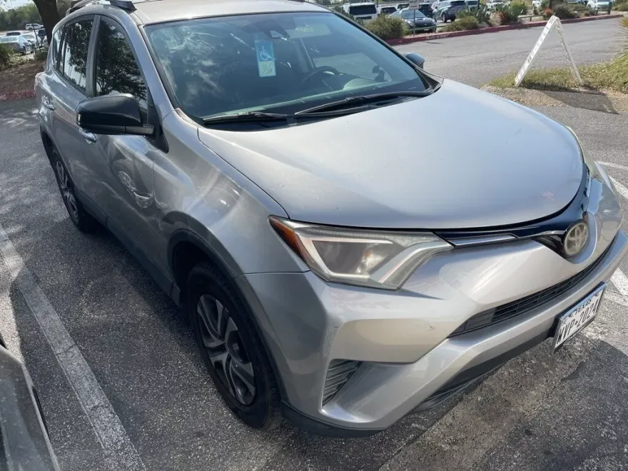 2018 Toyota RAV4 LE photo 1