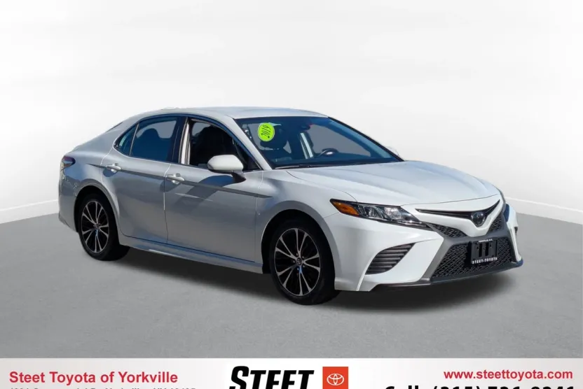 2019 Toyota Camry SE photo 1