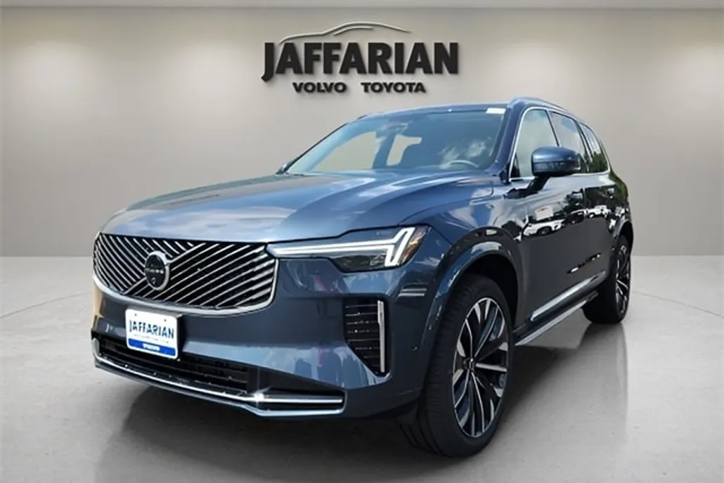 2025 Volvo XC90 B5 Plus photo 1