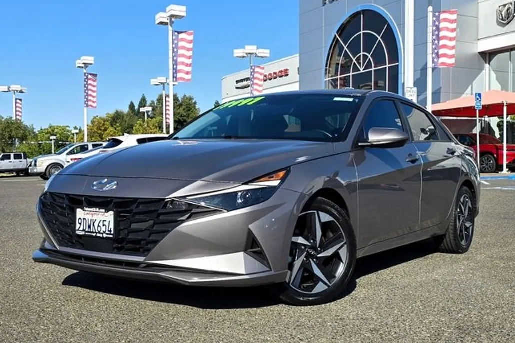 2023 Hyundai Elantra SEL photo 1