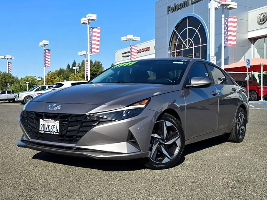 2023 Hyundai Elantra SEL photo 1