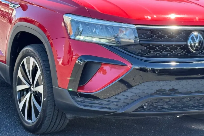 2023 Volkswagen Taos SE photo 1