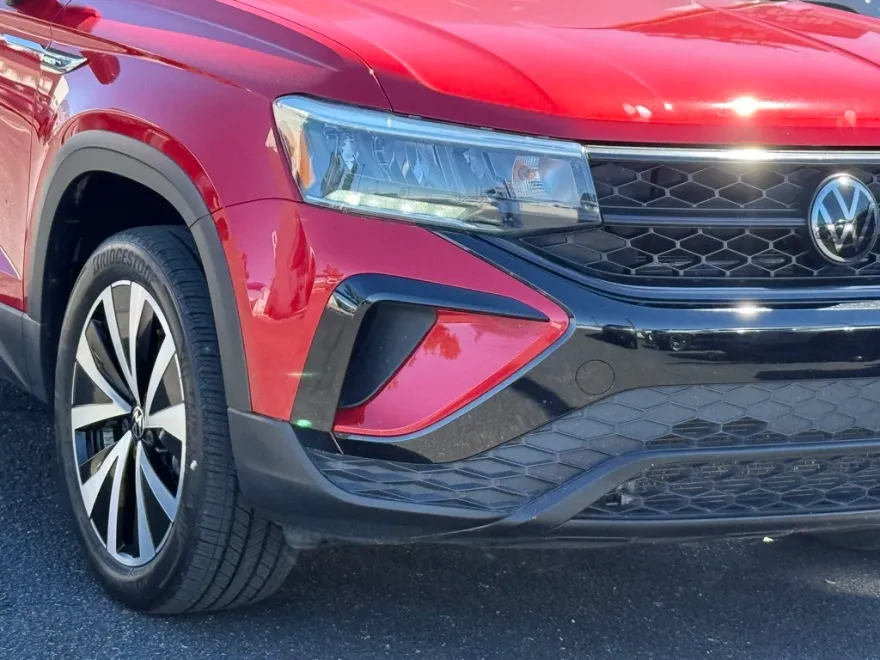 2023 Volkswagen Taos SE photo 1