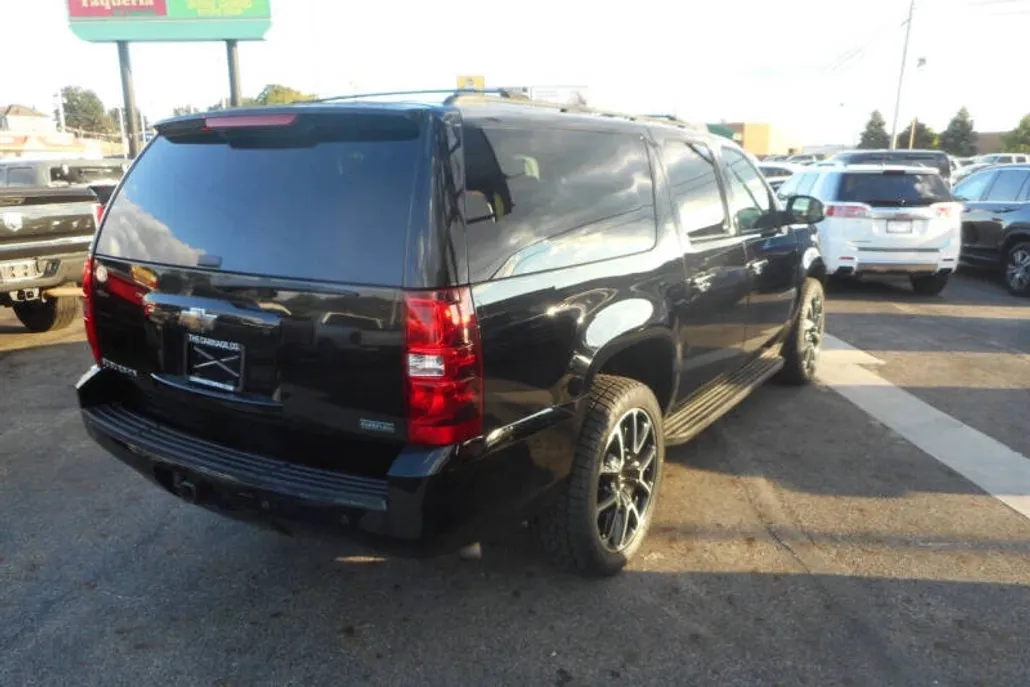 2010 Chevrolet Suburban LT photo 1