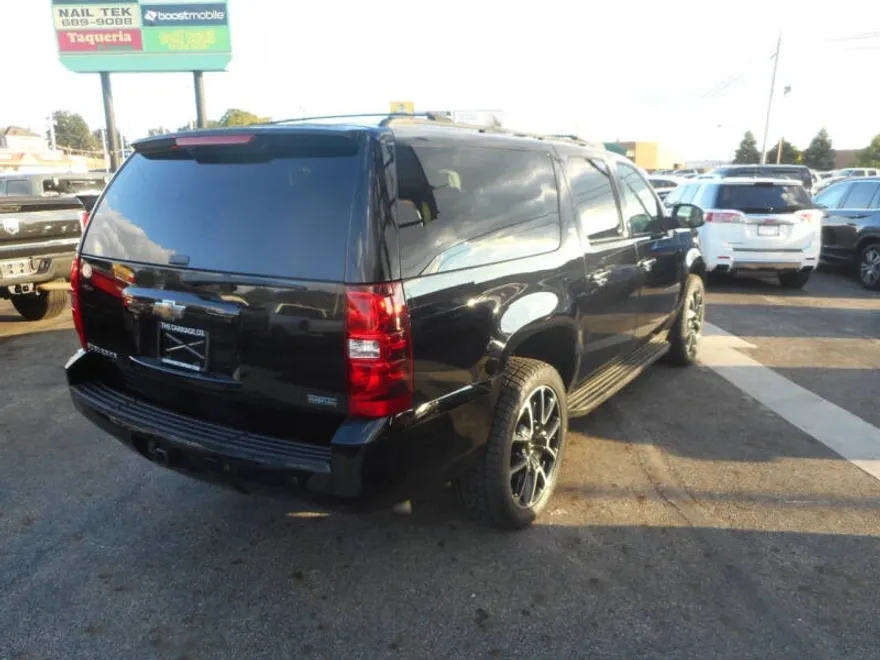 2010 Chevrolet Suburban LT photo 1