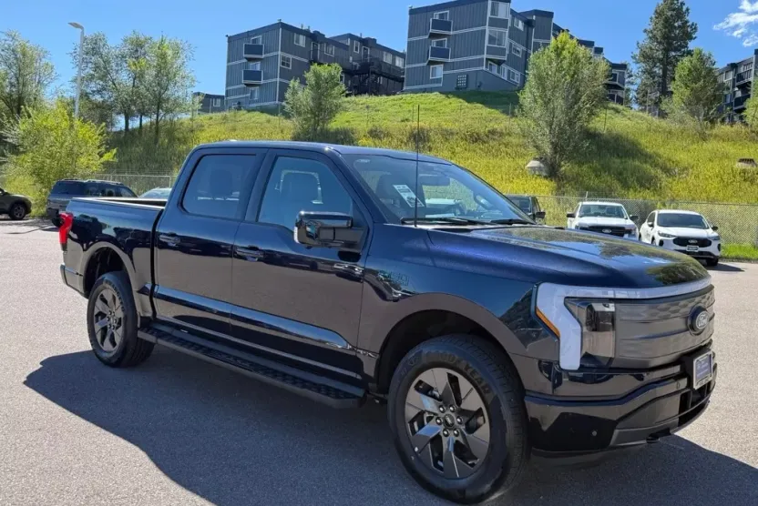 2024 Ford F-150 Lightning Lariat photo 1