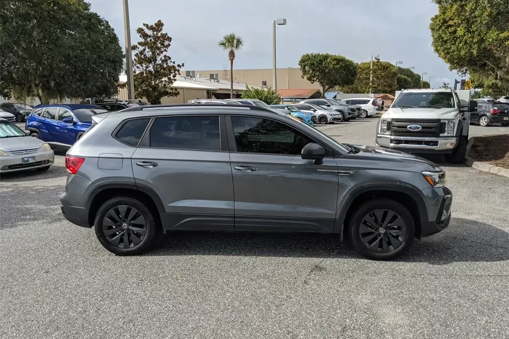 2024 Volkswagen Taos S photo 1