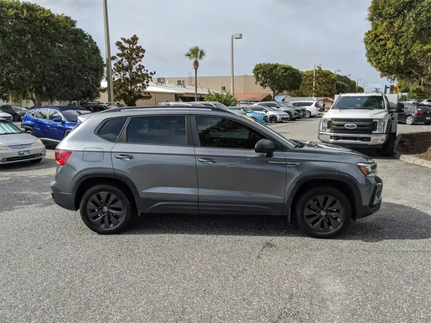 2024 Volkswagen Taos S photo 1