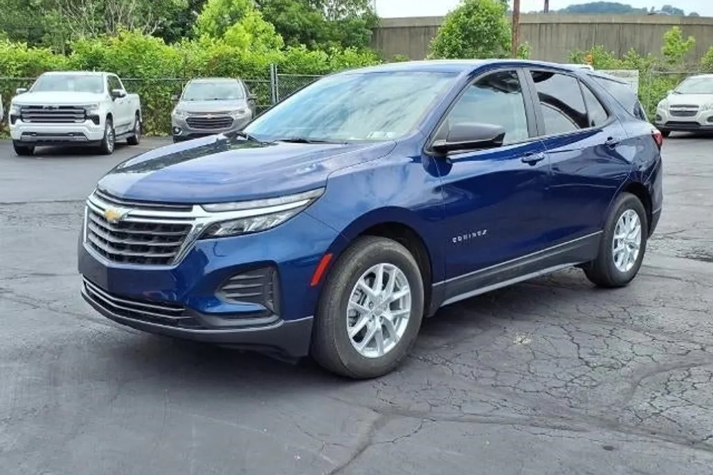 2023 Chevrolet Equinox LS photo 1